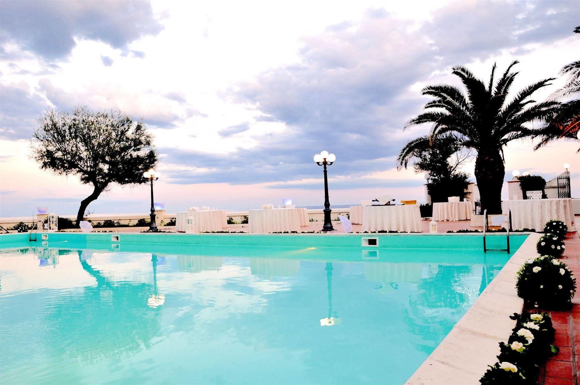 Hotel Residence Il Gabbiano Cirò Marina Extérieur photo